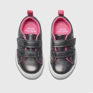 Clarks Girls Nova Teen Toddler Gun
Metal Riptape Leather Casual size 5T